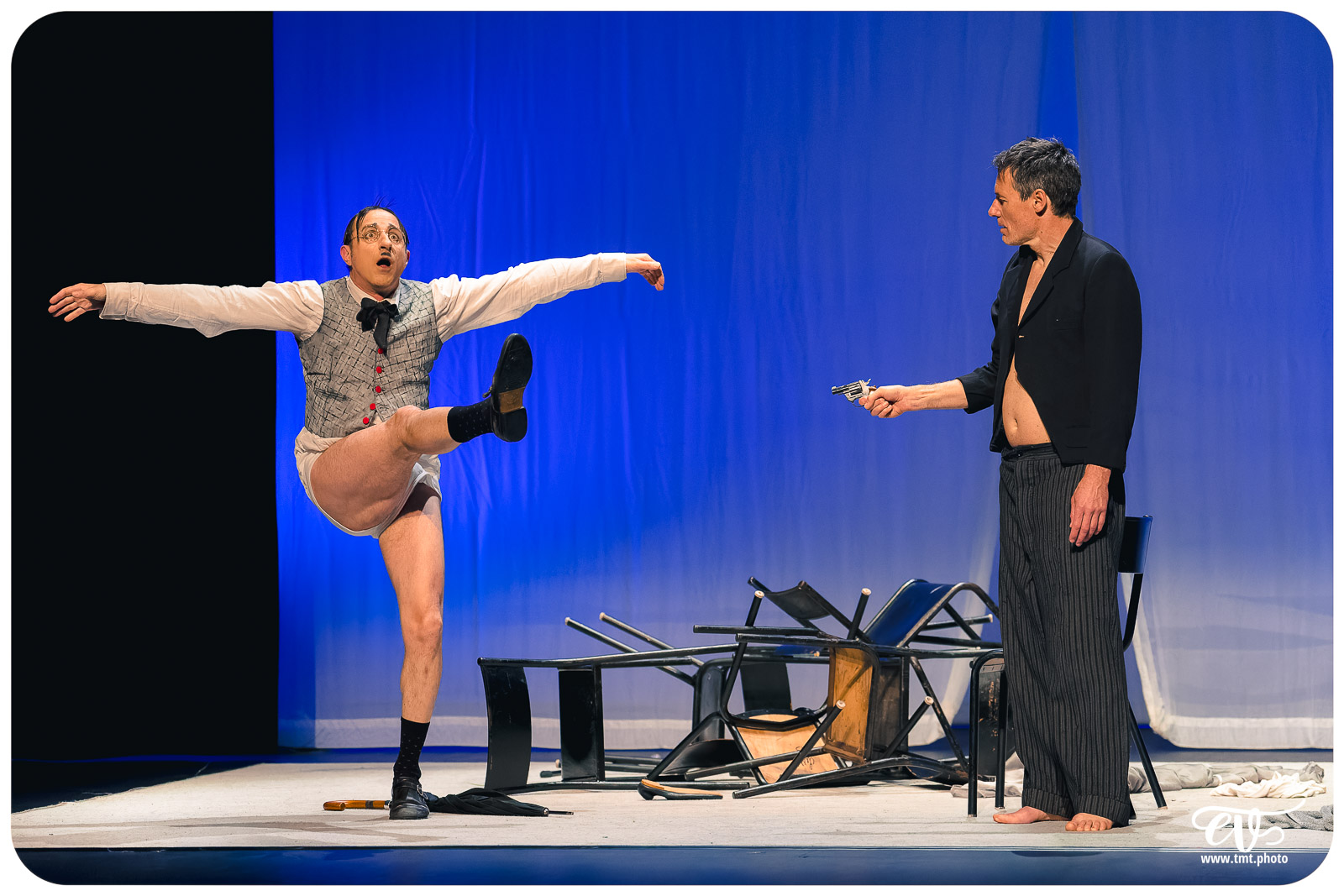 UN FIL A LA PATTE (CIE VIVA)